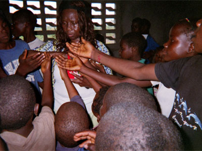 Masa distributing food